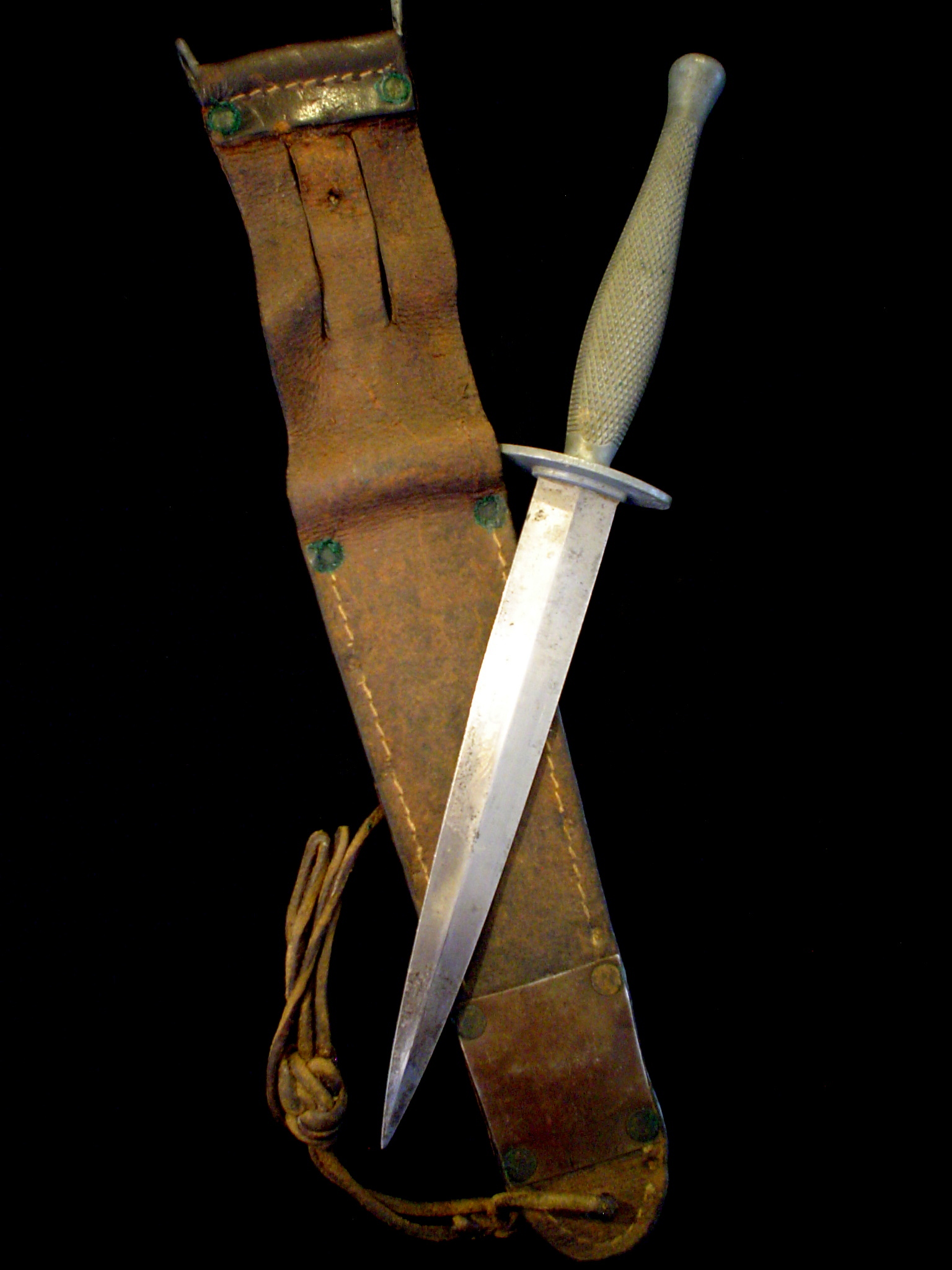 Original U.S. WWII USMC Marine Raider Stiletto Dagger by Camillus with –  International Military Antiques